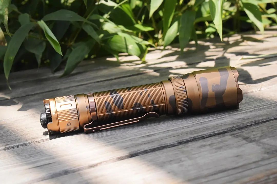 配色养眼，实力兼具！FENIX TK20R UE战术手电体验 Feature Image