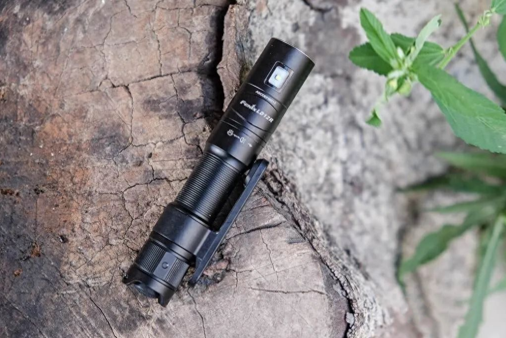 600流明+双光源+四档亮度，Fenix12R手电上手体验 Feature Image